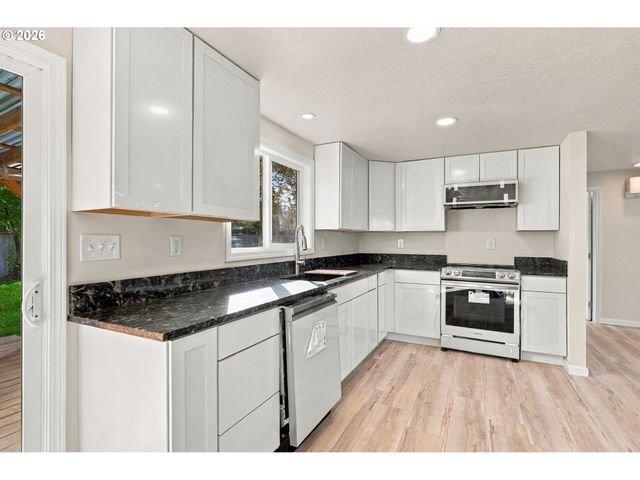2845 HILYARD St, Eugene, OR 97405