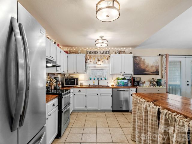 101 Hunters Ridge Road, Burnsville, NC 28714