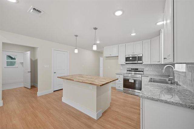 825 W Walker Street, Denison, TX 75020