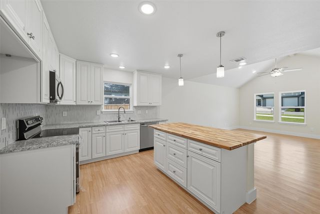 825 W Walker Street, Denison, TX 75020