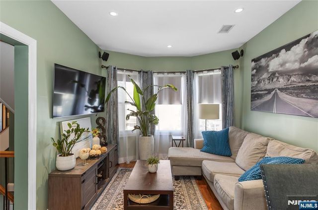 204 Hayward Place, Wallington, NJ 07057