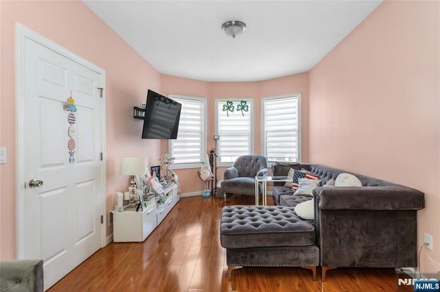 204 Hayward Place, Wallington, NJ 07057