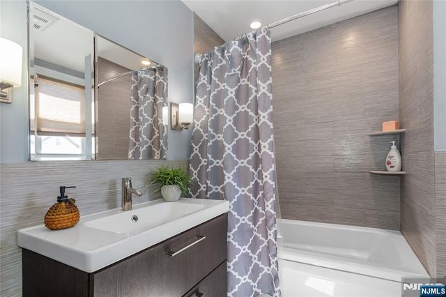 204 Hayward Place, Wallington, NJ 07057