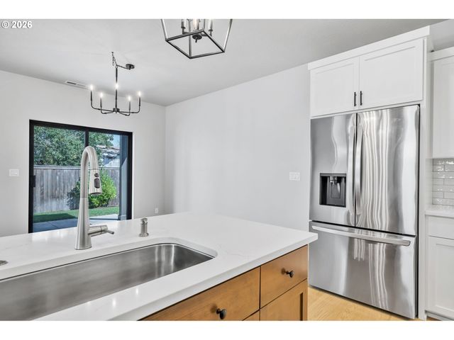 503 HONEYSUCKLE Ln, Eugene, OR 97401