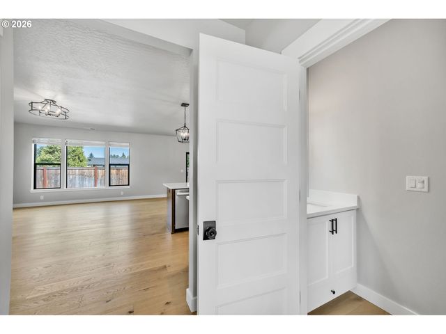 503 HONEYSUCKLE Ln, Eugene, OR 97401