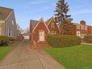 1768 Hampton Road, Grosse Pointe Woods, MI 48236