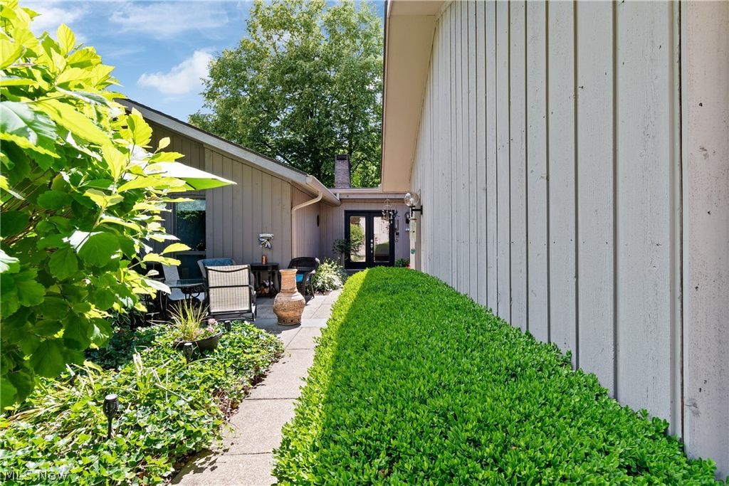 731 Creekside Drive 38, Aurora, OH 44202