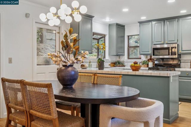 6480 Oakwood Dr, Oakland, CA 94611