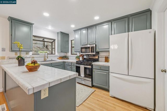 6480 Oakwood Dr, Oakland, CA 94611
