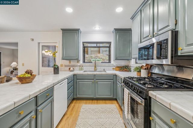 6480 Oakwood Dr, Oakland, CA 94611