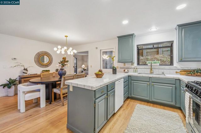 6480 Oakwood Dr, Oakland, CA 94611
