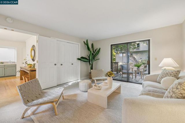 6480 Oakwood Dr, Oakland, CA 94611