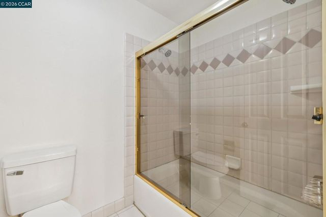 6480 Oakwood Dr, Oakland, CA 94611