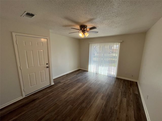 824 Johnnie Row, Seagoville, TX 75159