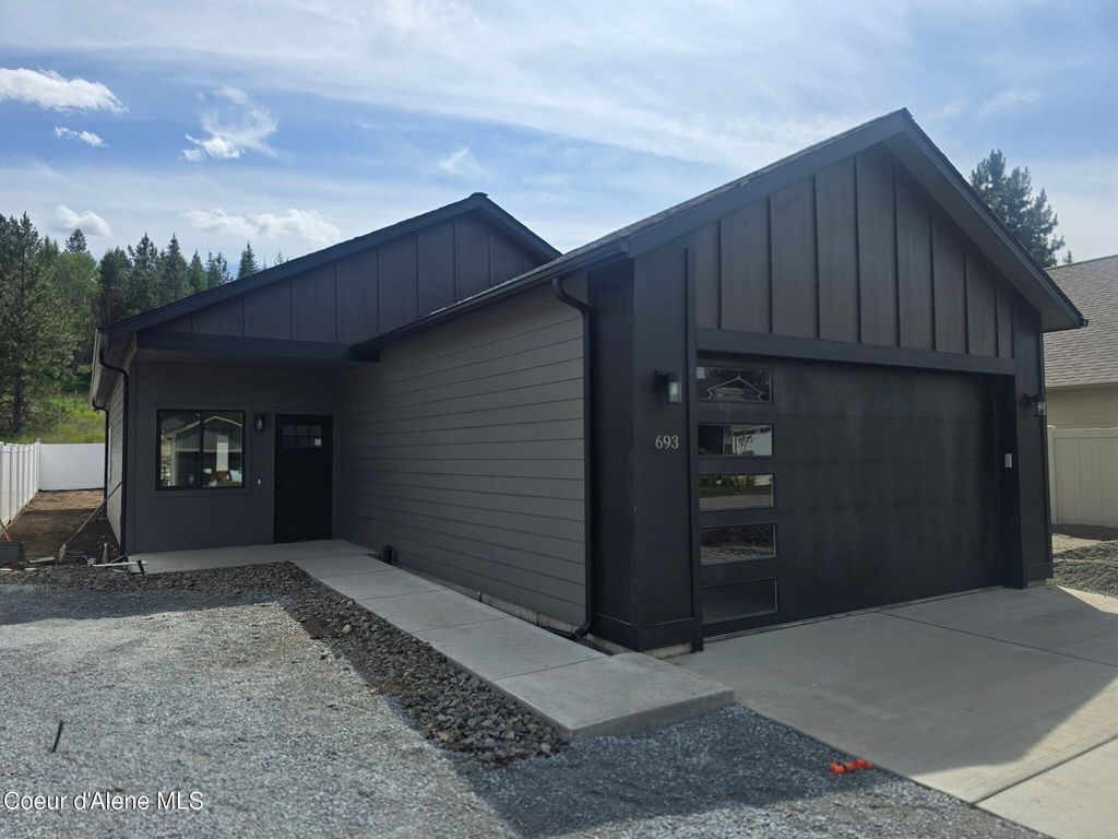 692 E Valley St, Oldtown, ID 83822