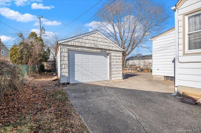 9 Stanford Lane, Hicksville, NY 11801