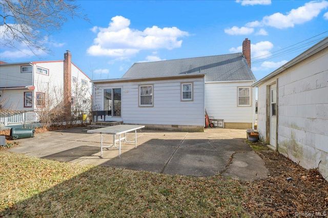 9 Stanford Lane, Hicksville, NY 11801