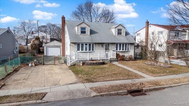 9 Stanford Lane, Hicksville, NY 11801