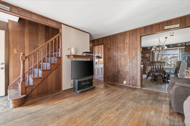 9 Stanford Lane, Hicksville, NY 11801