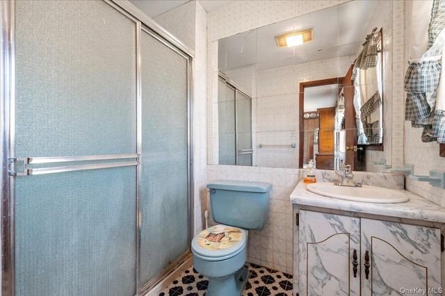 9 Stanford Lane, Hicksville, NY 11801