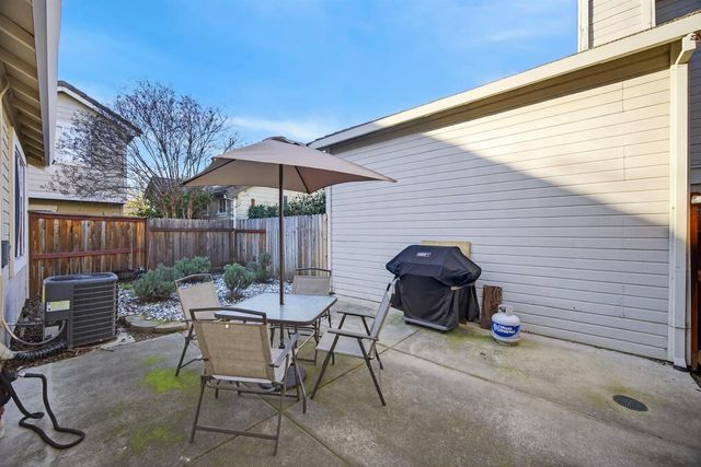 9365 Laguna Pointe Way, Elk Grove, CA 95758