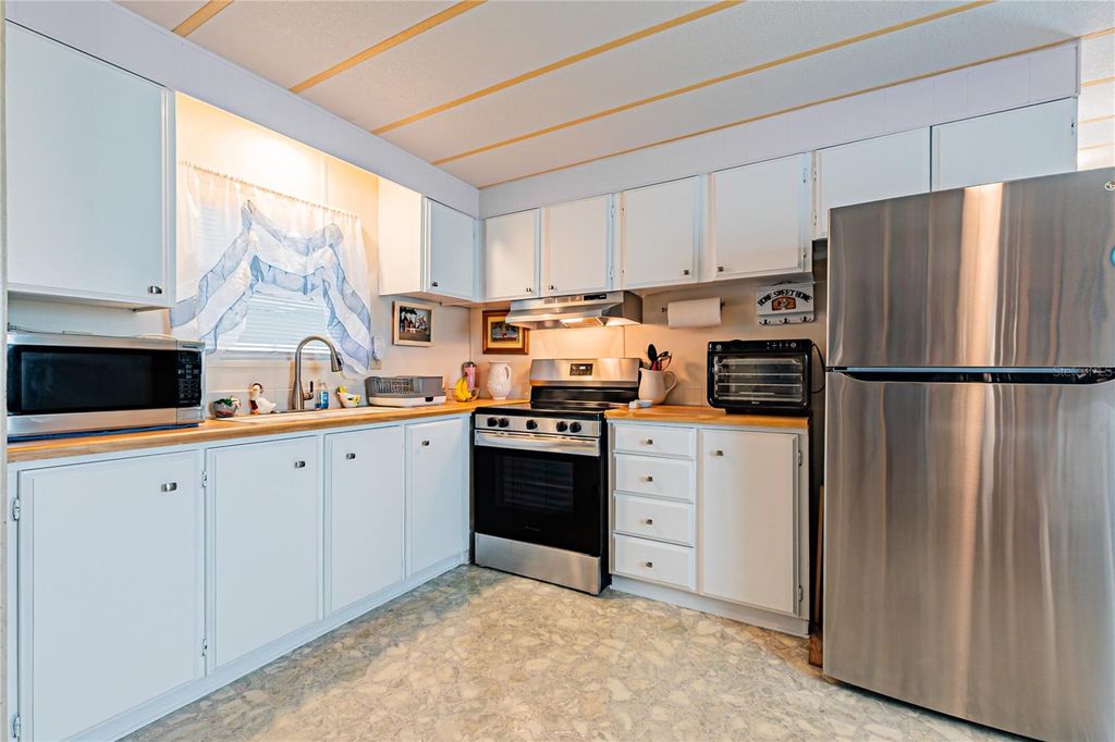 Image 13 of property listing at 5238 BETTY STREET, Zephyrhills, FL 33542