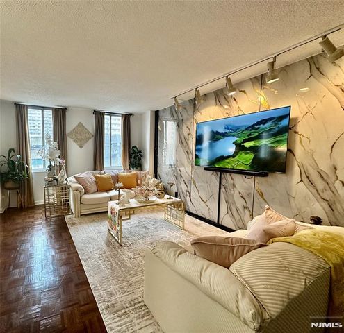 160 Overlook Avenue 2D, Hackensack, NJ 07601