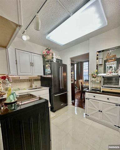 160 Overlook Avenue 2D, Hackensack, NJ 07601