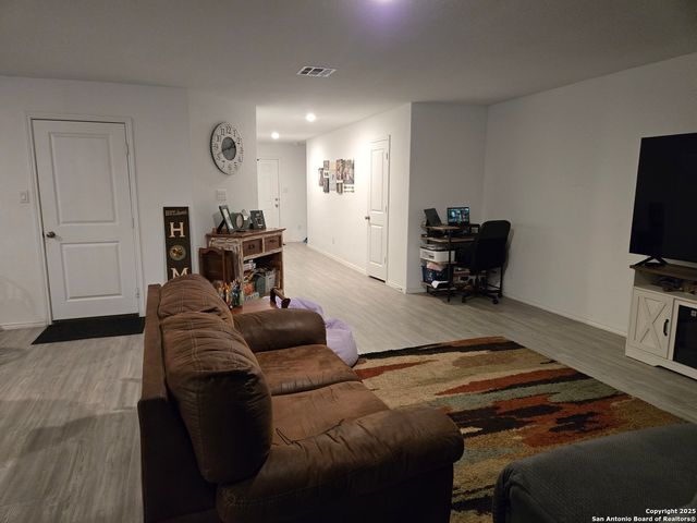 2815 Millikan Dr., Converse, TX 78109