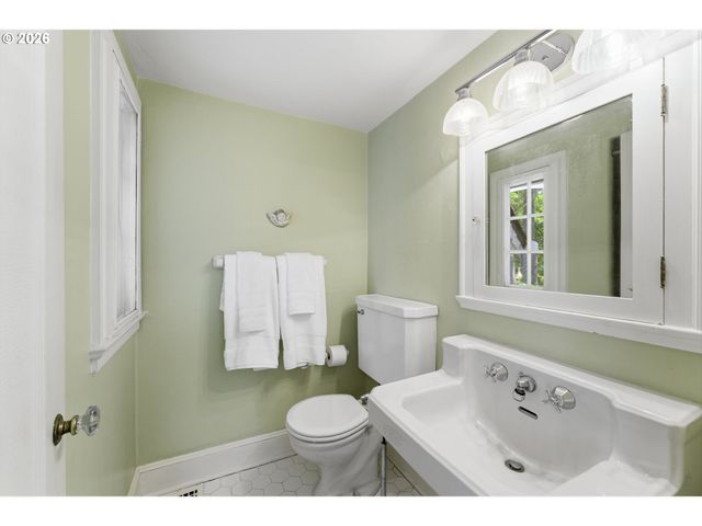 615 Se ANDOVER Pl, Portland, OR 97202