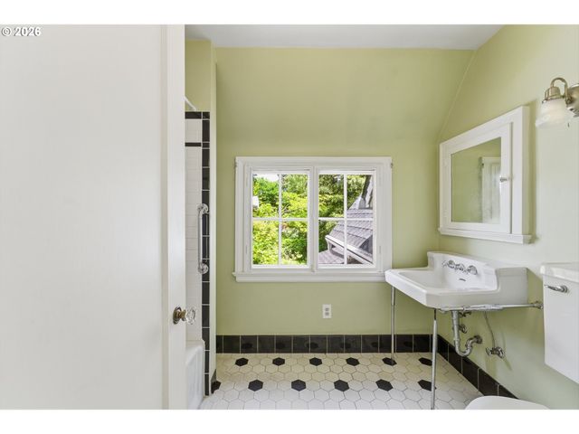 615 Se ANDOVER Pl, Portland, OR 97202