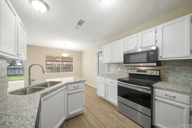 9462 Bowen Dr, San Antonio, TX 78250