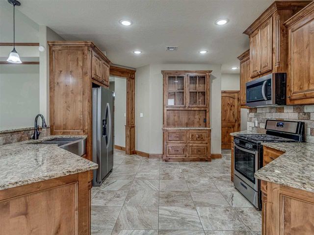 11663 NE Happy Hollow Rd, Elgin, OK 73538