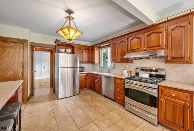140 Unadilla Rd, Ridgewood Village, NJ 07450
