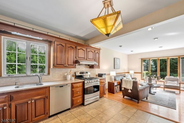 140 Unadilla Rd, Ridgewood Village, NJ 07450