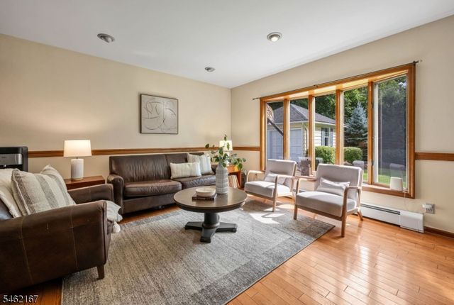 140 Unadilla Rd, Ridgewood Village, NJ 07450