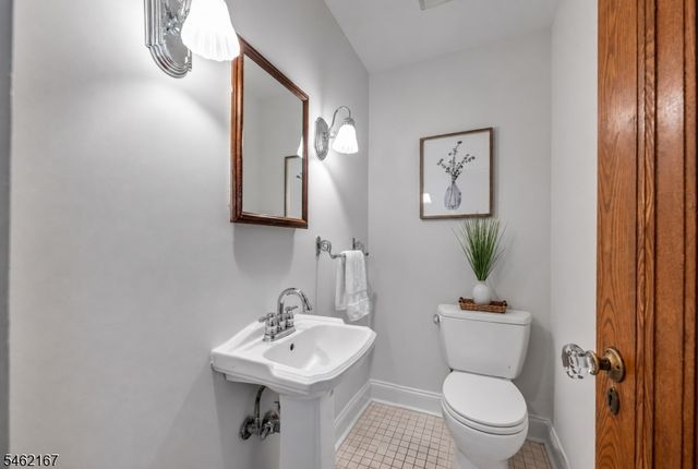 140 Unadilla Rd, Ridgewood Village, NJ 07450