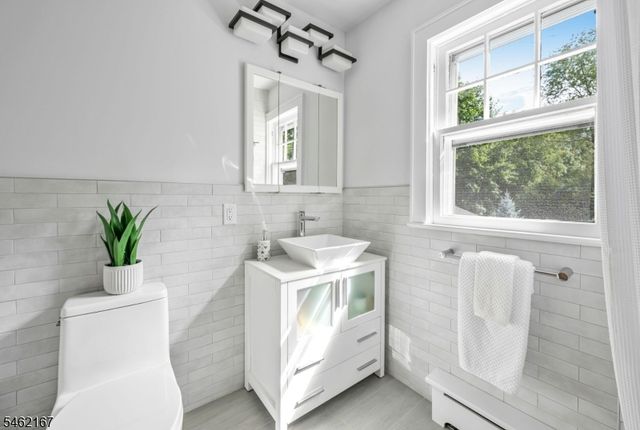 140 Unadilla Rd, Ridgewood Village, NJ 07450