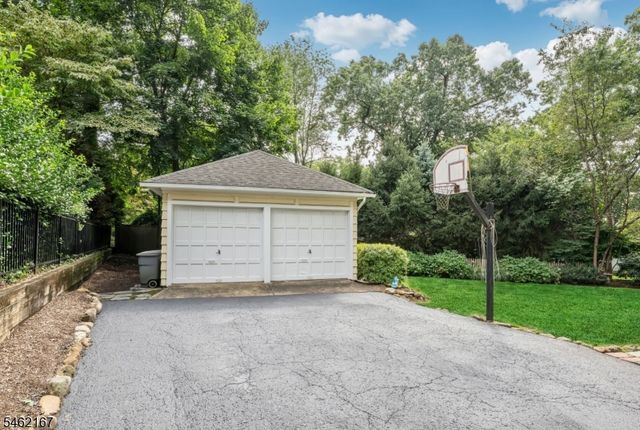 140 Unadilla Rd, Ridgewood Village, NJ 07450