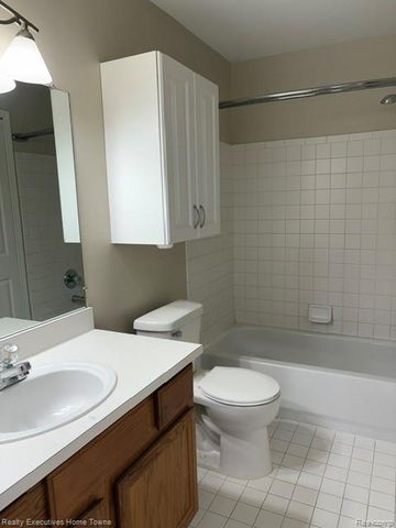52280 Heatherstone Avenue, Macomb Township, MI 48042