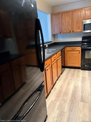 52280 Heatherstone Avenue, Macomb Township, MI 48042