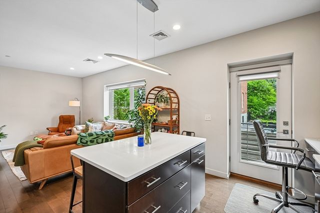 7 Howard St 4, Salem, MA 01970