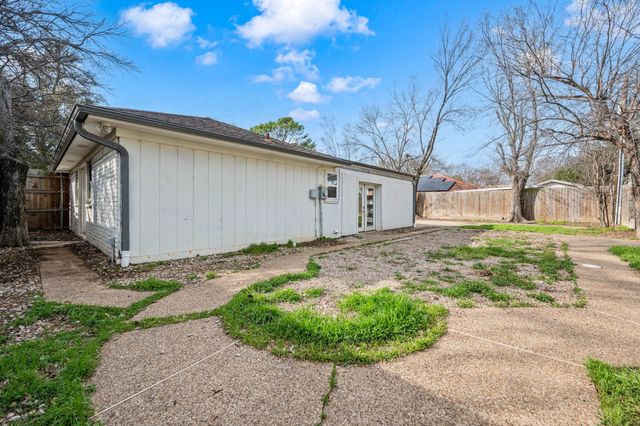 2105 Inverness Drive, Arlington, TX 76012