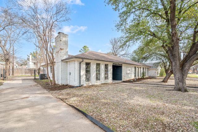 2105 Inverness Drive, Arlington, TX 76012