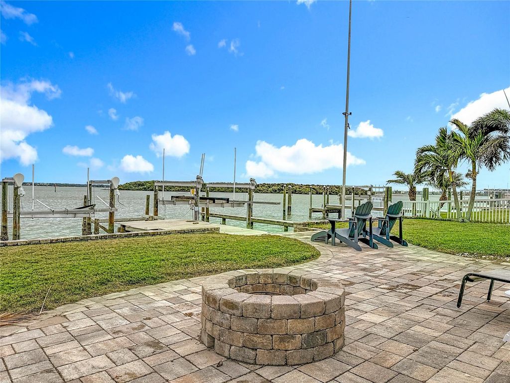 Image 11 of property listing at 533 JOHNS PASS AVENUE, Madeira Beach, FL 33708