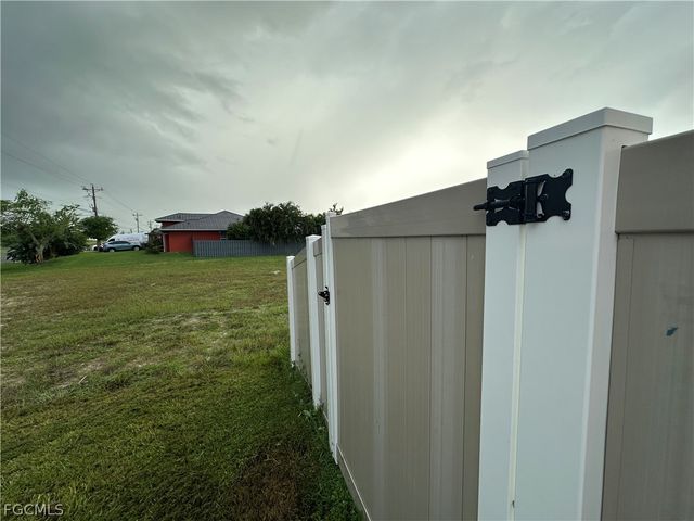 1613 N Gator CIR, Cape Coral, FL 33909