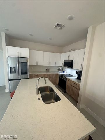 1613 N Gator CIR, Cape Coral, FL 33909