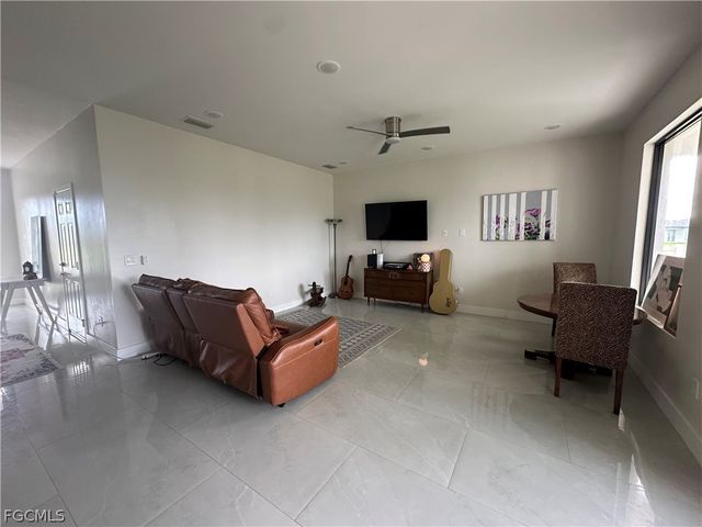 1613 N Gator CIR, Cape Coral, FL 33909