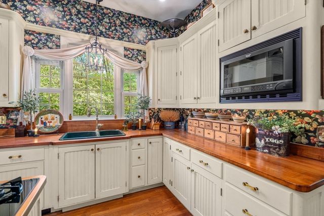 1A Hartford Street, Dover, MA 02030