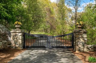 1A Hartford Street, Dover, MA 02030